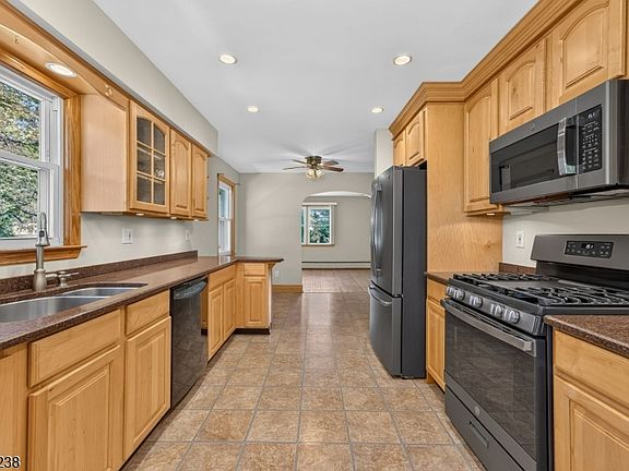 4th image of 12 Raritan Ave