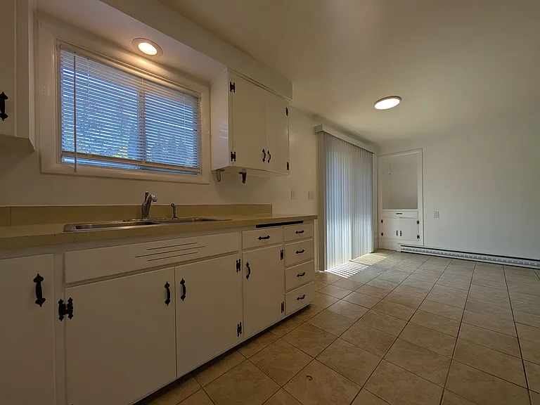 690 E 39th Ave — Photo 10