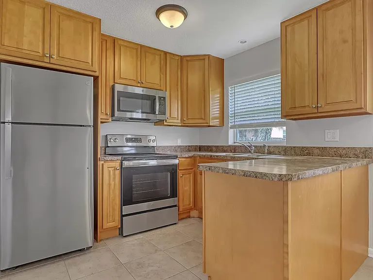 565 Grant Ave #565 — Photo 3