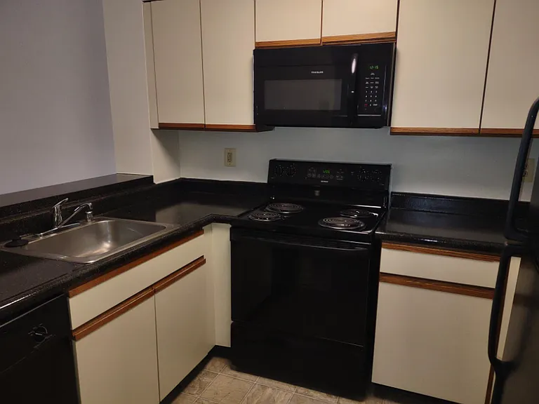 Marlboro Classic Apt & Redwood Square — Photo 85