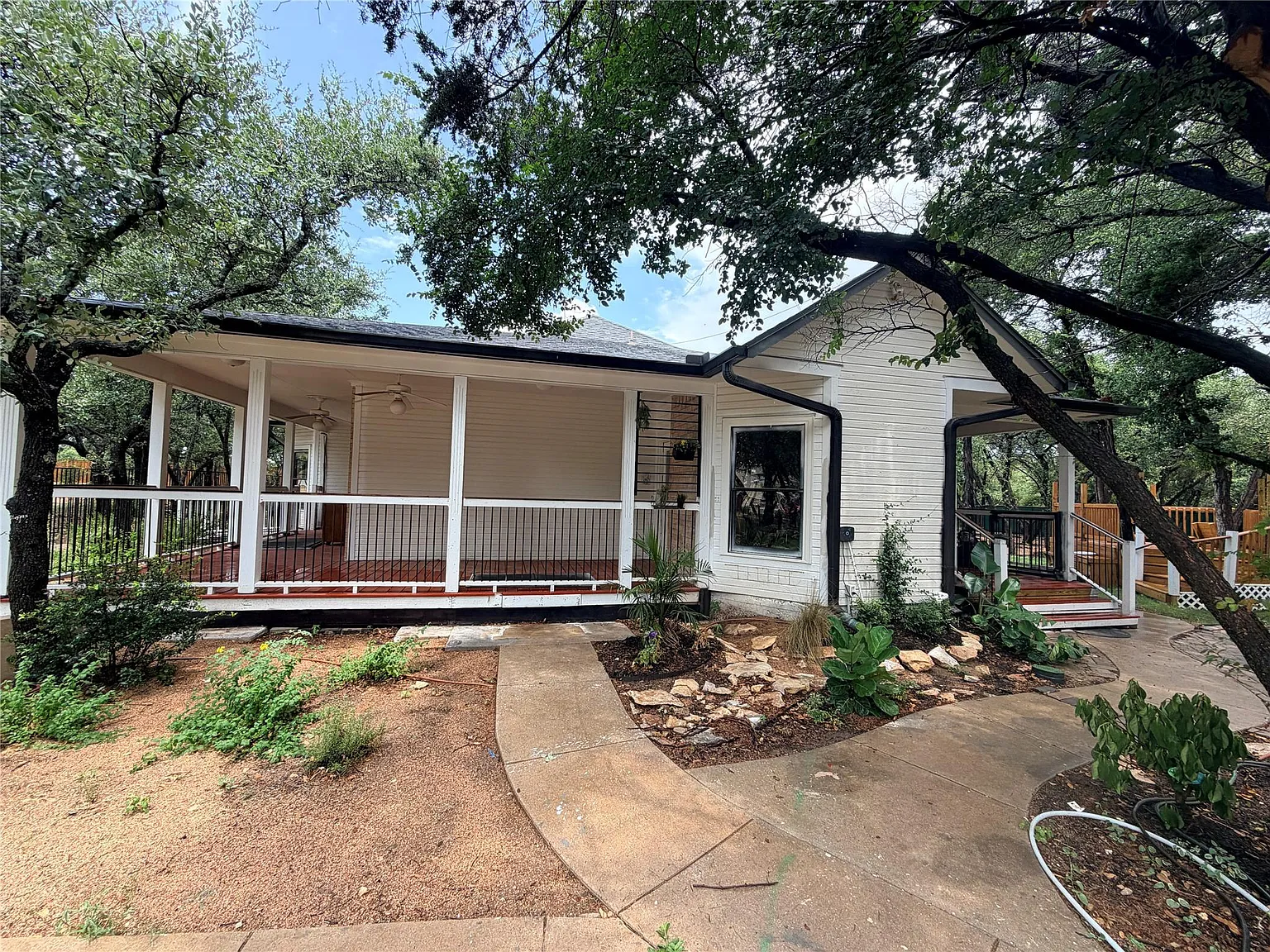 2 bed, 2.0 bath, 1374 sqft, $2,400 — Photo 3