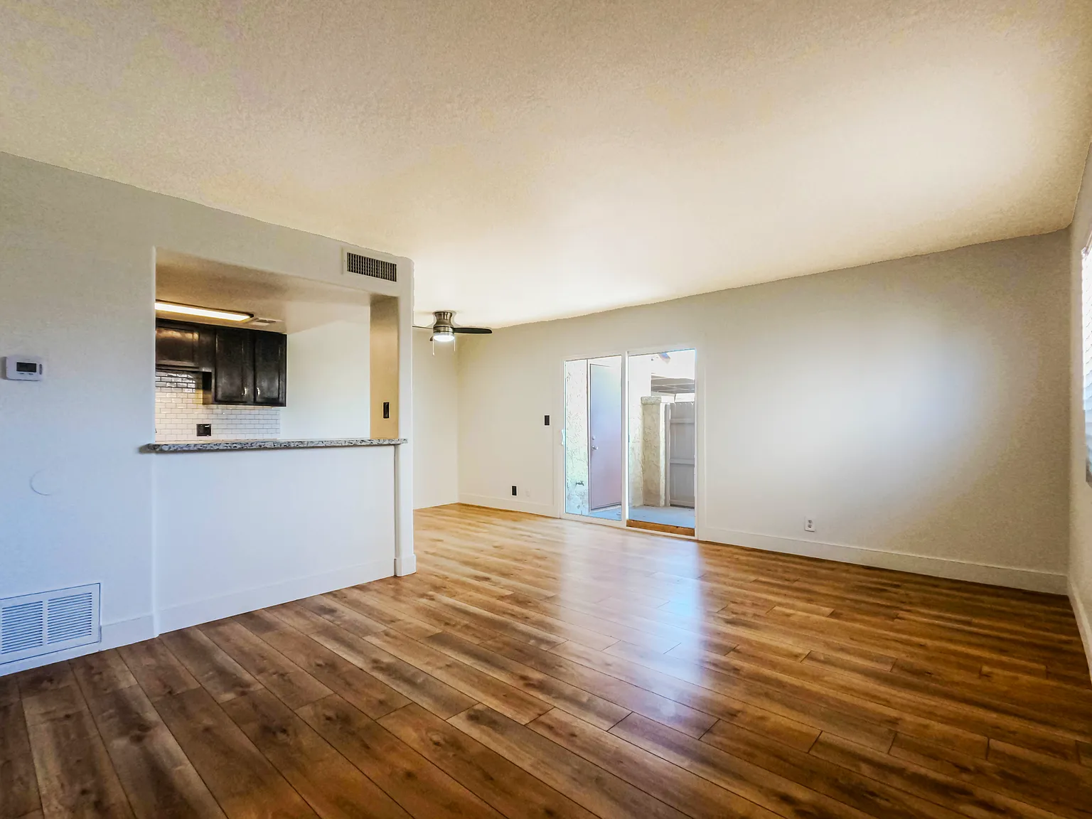 3 bed, 1023 sqft, $2,150 — Photo 3