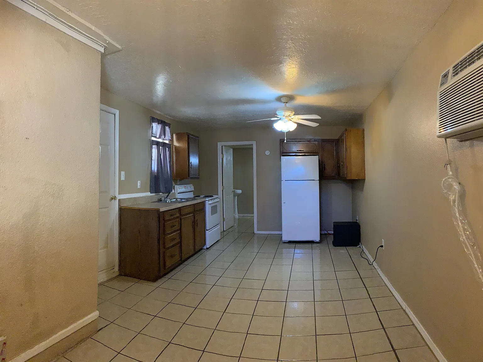 1612 Axtell Apt B - Apt B — Photo 2
