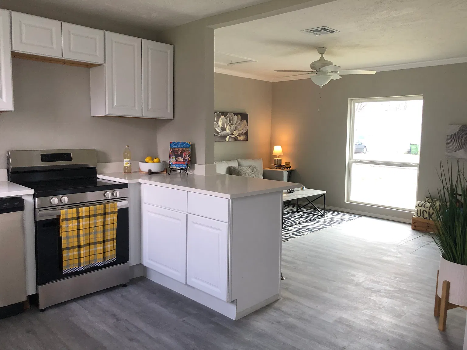 3 bed, 1.5 bath, 1004 sqft, $1,800 — Photo 2
