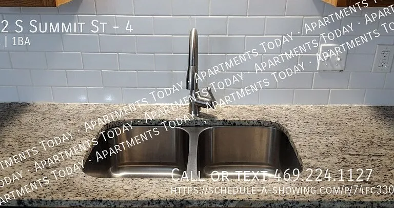 112 S Summit St #4 — Photo 4