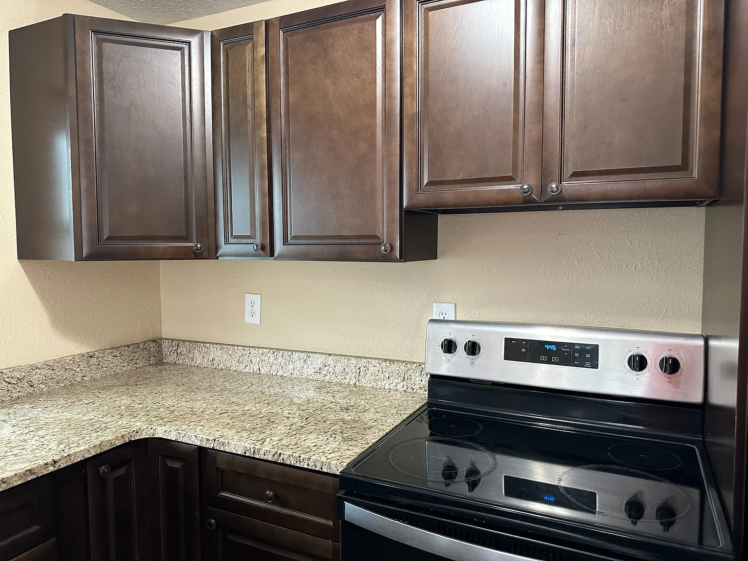 2 bed, 900 sqft, $1,600 — Photo 2