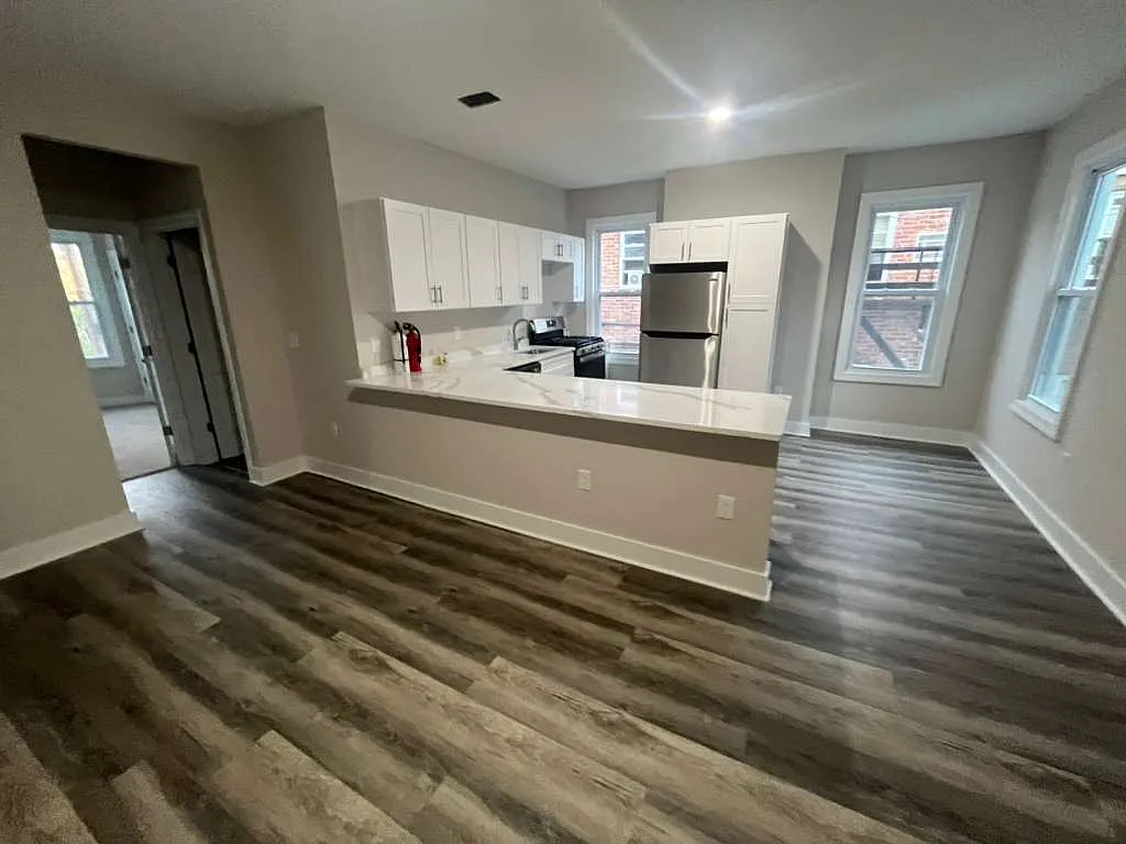 3 bed, 2000 sqft, $3,000 — Photo 2