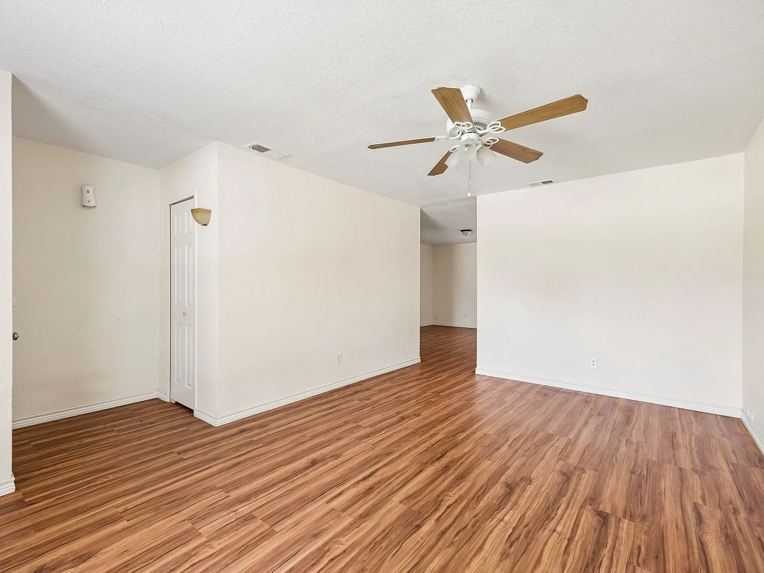 3 bed, 2.0 bath, 1594 sqft, $1,900 — Photo 2