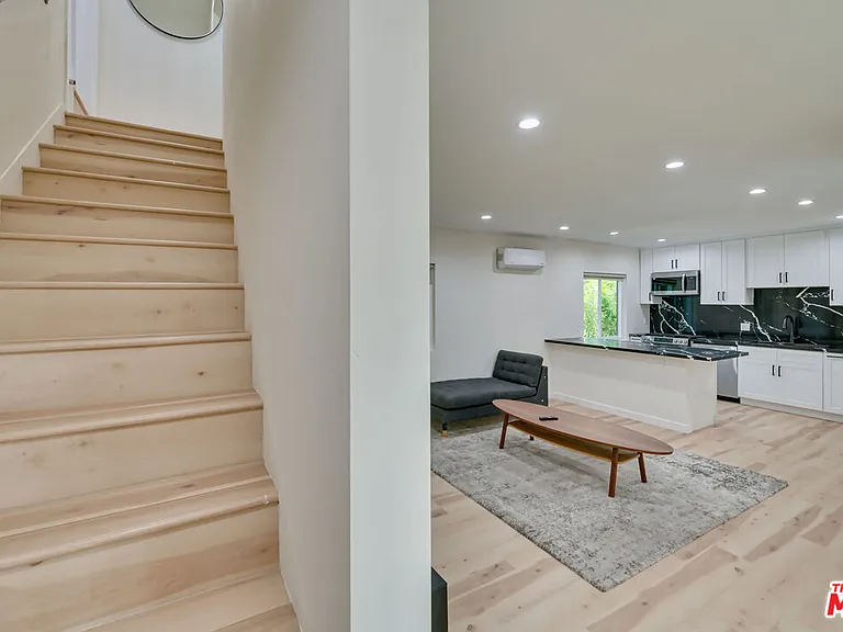 9042 Phyllis Ave #B — Photo 5