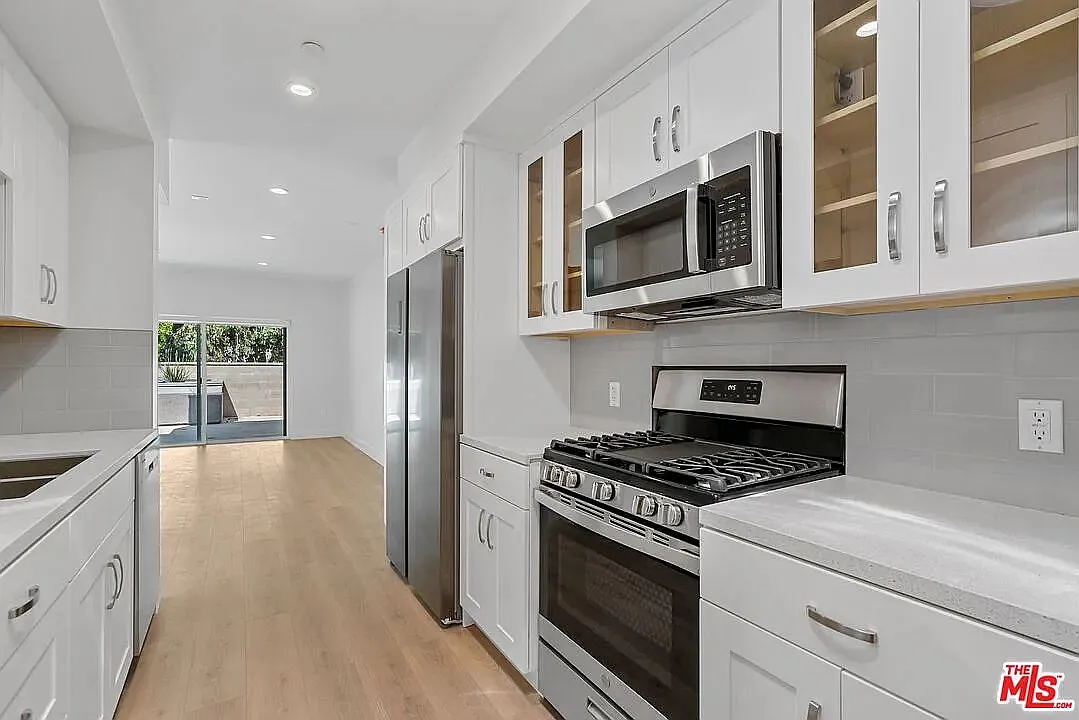 Studio, 563 sqft, $2,700 — Photo 3