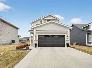 392 S 91st St, West Des Moines, IA 50266