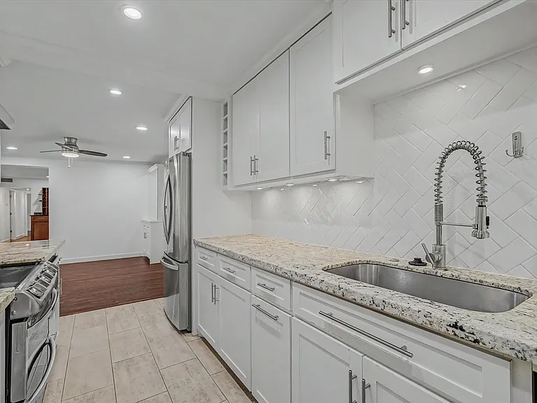 7575 Katy Fwy #4 — Photo 27