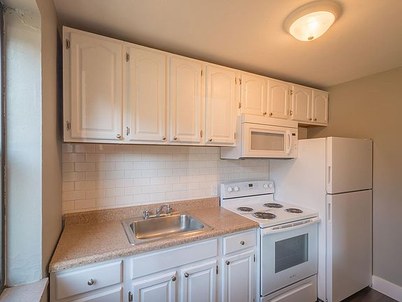 2nd image of 420 Walnut Ave APT G2