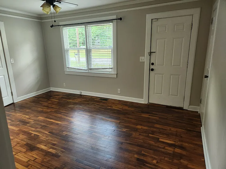 145 Crestview Dr — Photo 2