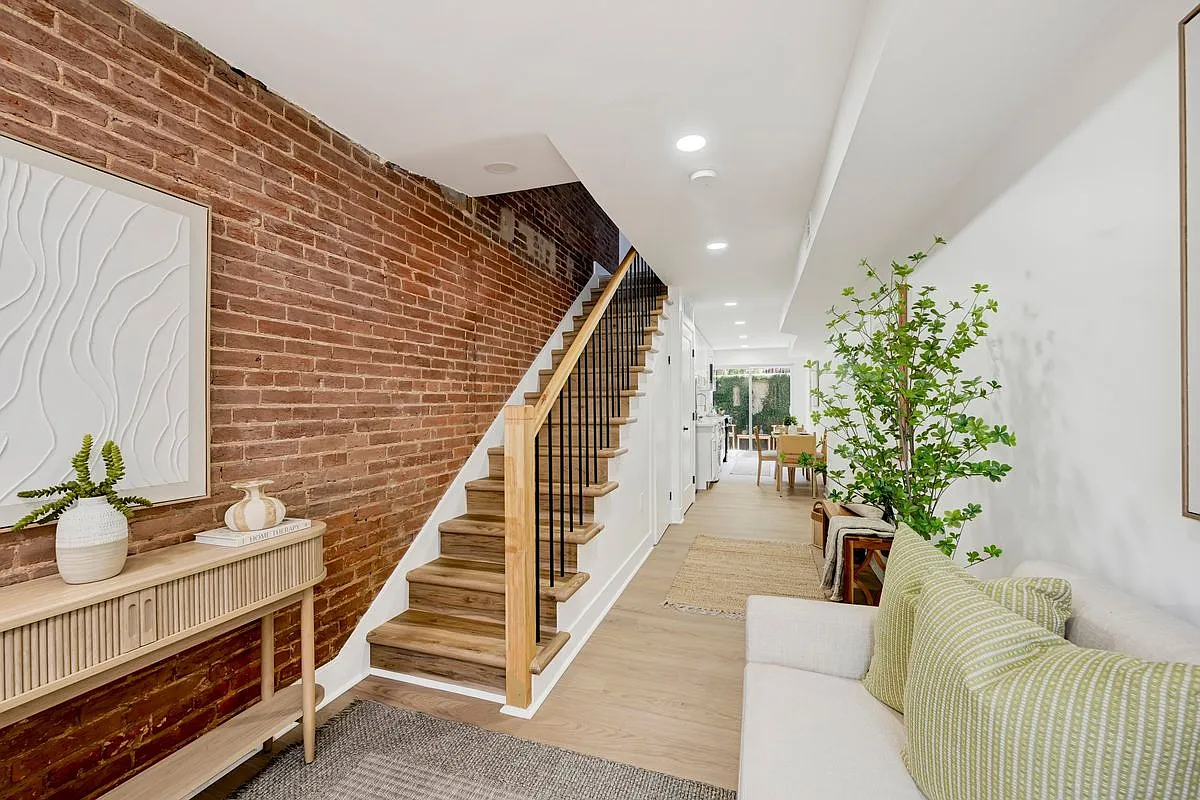 2 bed, 2.0 bath, 1000 sqft, $2,400 — Photo 3