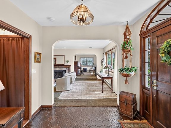 5th image of 484 Godwin Ave