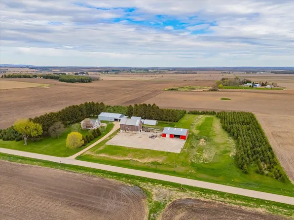 W6306 Hall Rd, Poynette, WI 53955