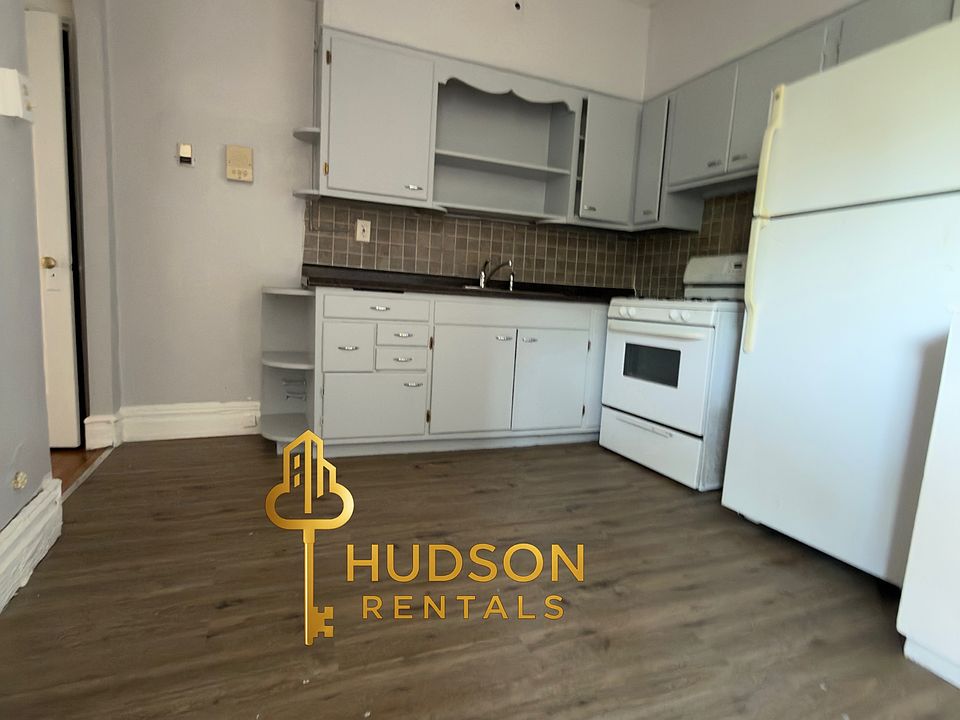 1st image of 159 Hutton St #10