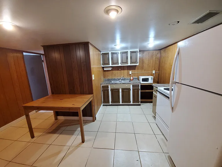 907 Sheridan St #1 — Photo 3