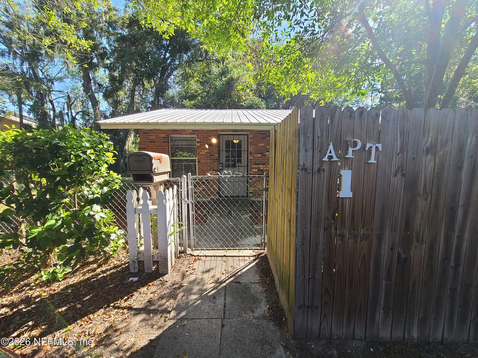 2 bed, 1.0 bath, 912 sqft, $1,400 — Photo 3