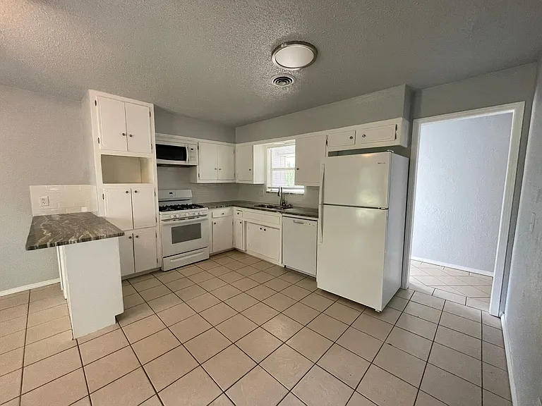 5808 NW Liberty Ave — Photo 9