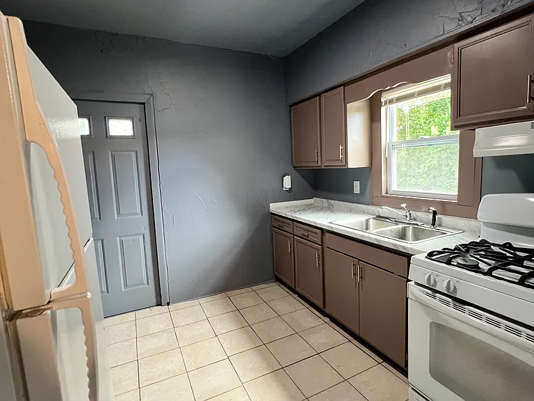 14004 Savannah Ave #2 — Photo 6