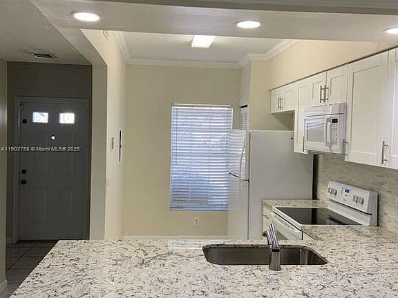 2nd image of 21 Fleming Ct #Townhouse