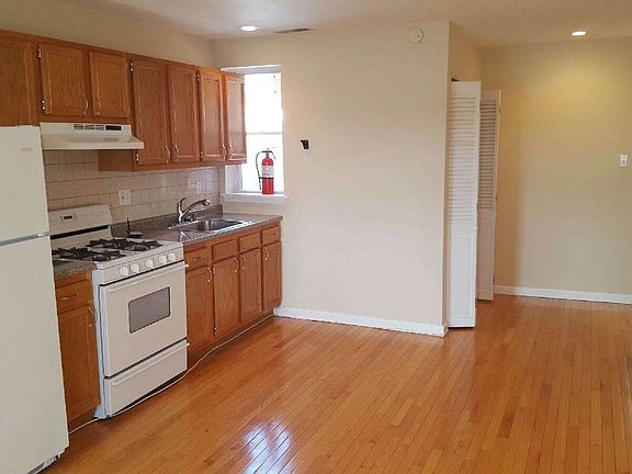 HARDWOOD FLOORS THRU OUT KITCHEN AND LIVING ROOM SPACE