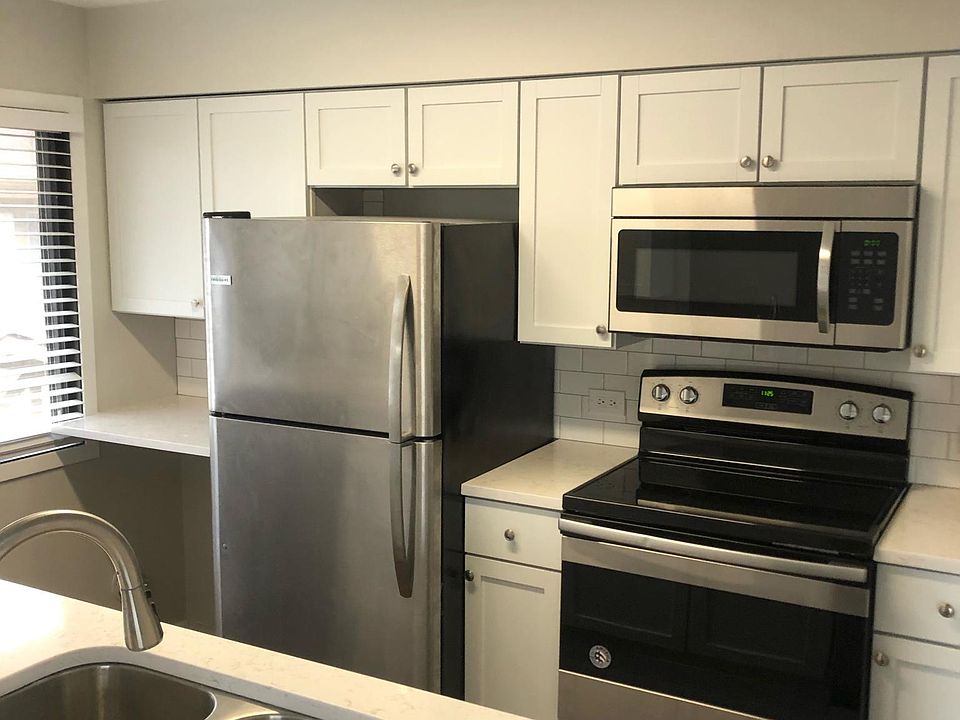 1st image of 559 Winchester Cir S