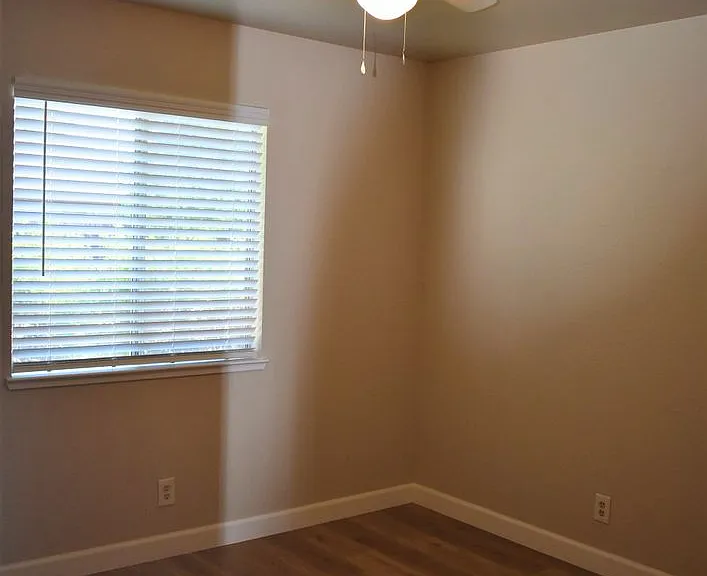 1037 Eisenhower Way — Photo 13