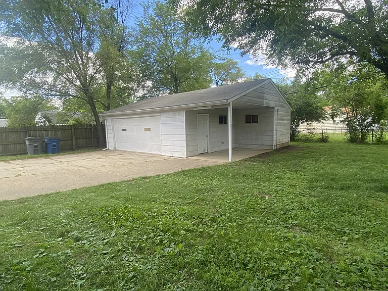 4052 Hill Ave — Photo 2