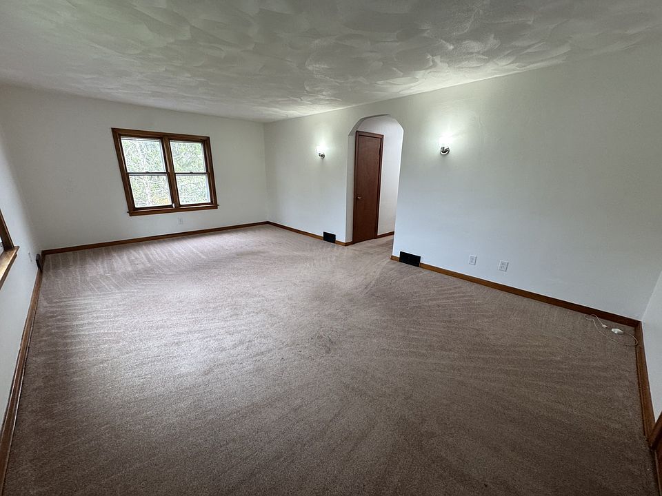 1st image of 9 Deyo Hill Rd #1