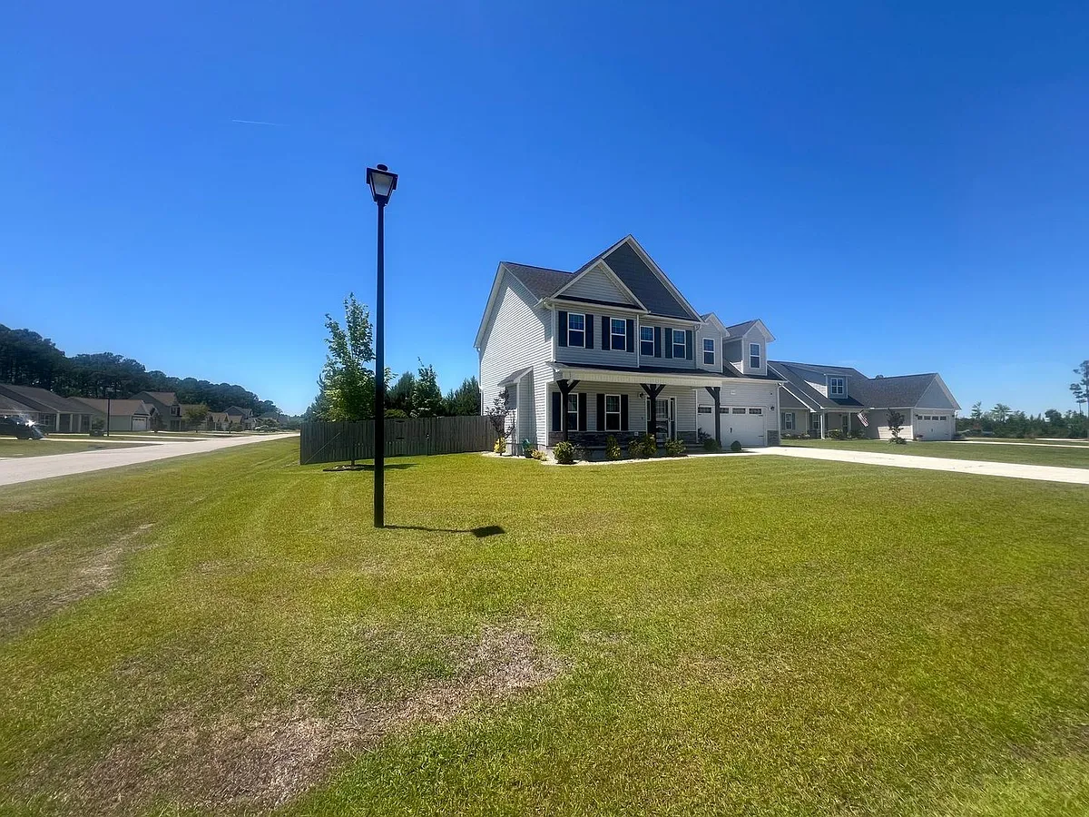 Building Photo - 303 Breezeway Dr