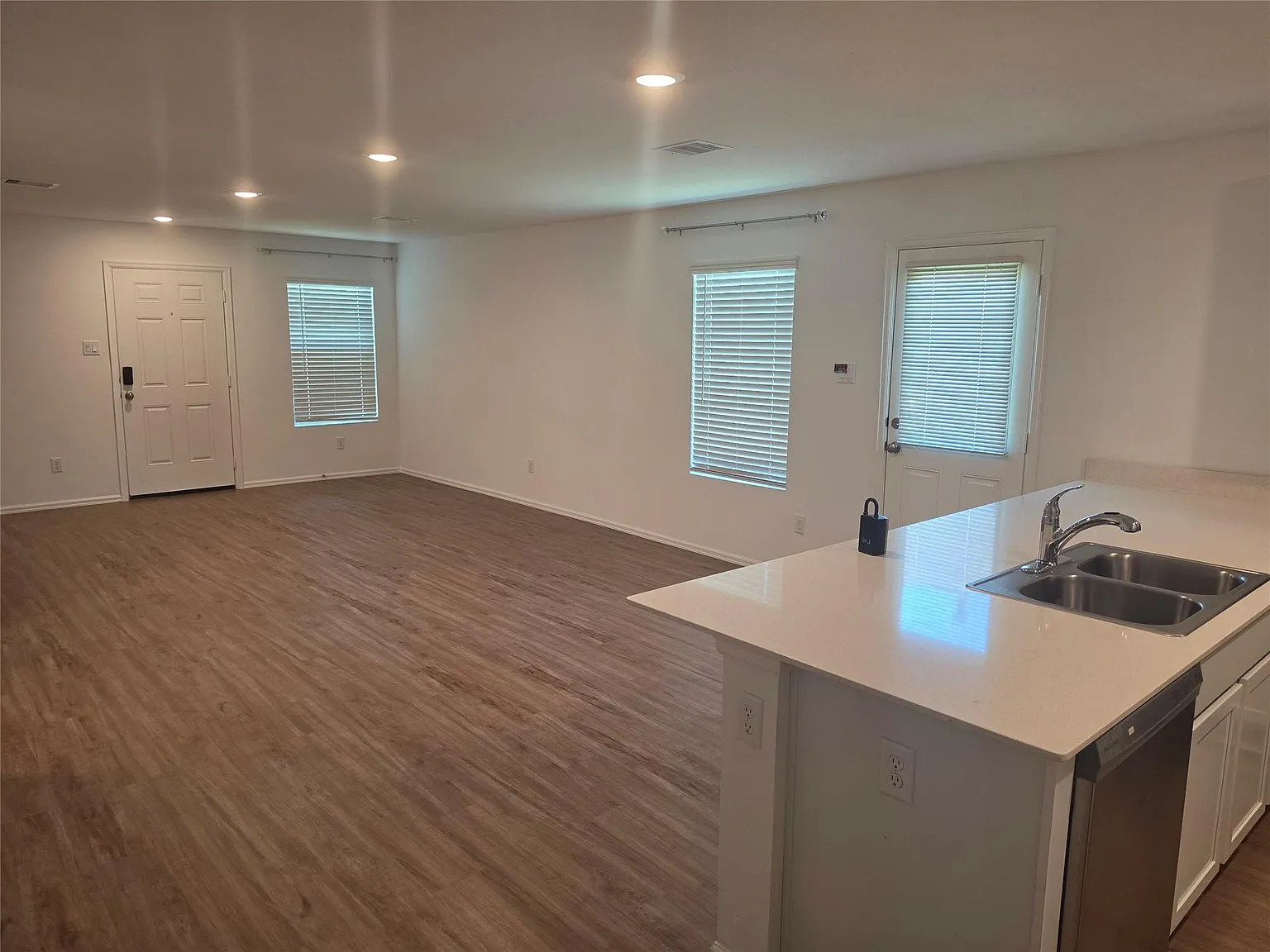 3 bed, 2.0 bath, 1340 sqft, $1,900 — Photo 4
