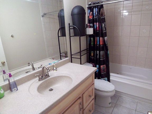 Upstair guest bath