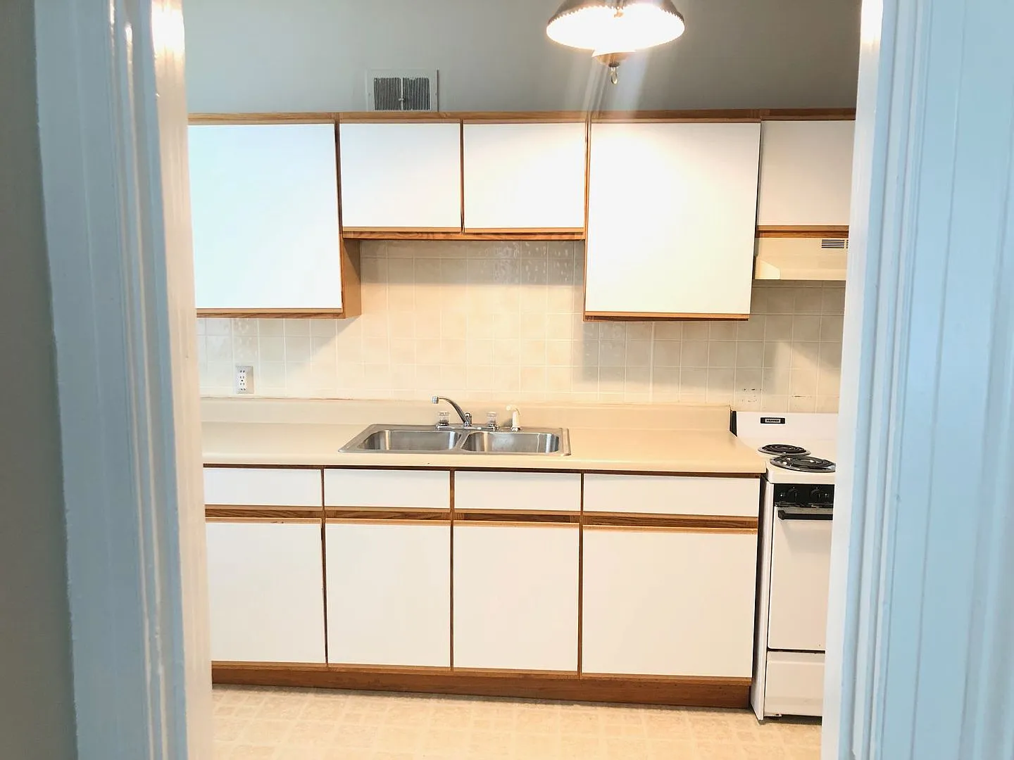 803 W Wood Street — Photo 2