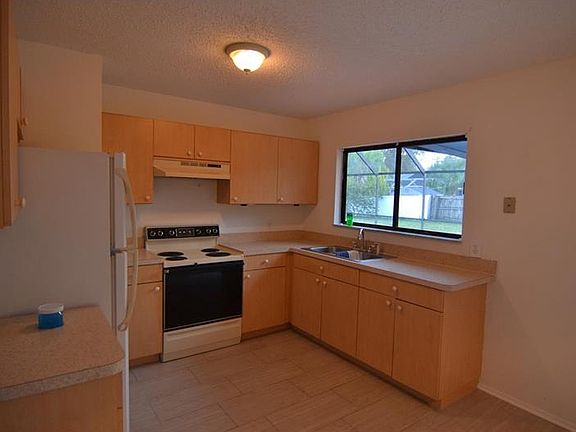 4th image of 21261 Coachman Ave
