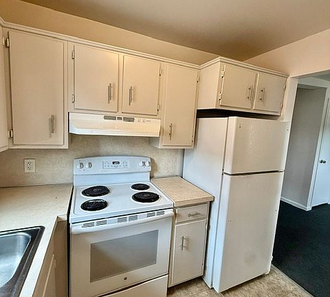 3rd image of 144 E Lincoln Hwy APT 4