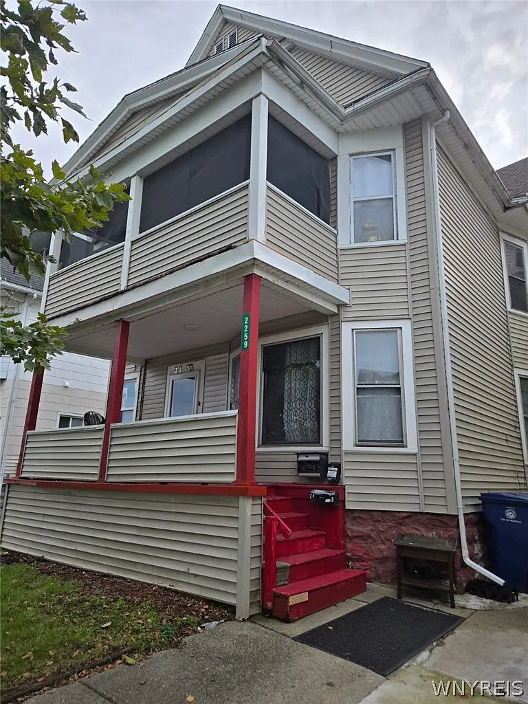 3 bed, 1.0 bath, 2871 sqft, $1,300 — Photo 1
