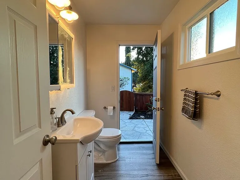 570 E North St — Photo 16