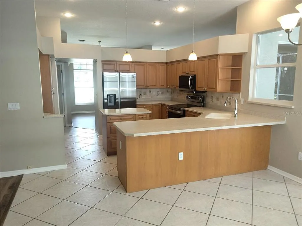 4 bed, 3.0 bath, 2549 sqft, $4,000 — Photo 2