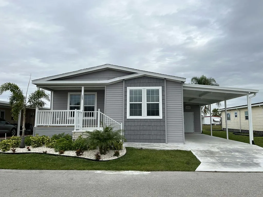 3 bed, 2.0 bath, 1356 sqft, $1,549 — Photo 2