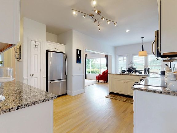5th image of 914 Riverview Dr