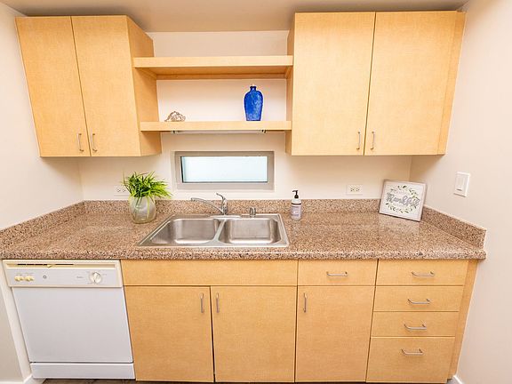 5th image of 425 W Beech St Unit 409
