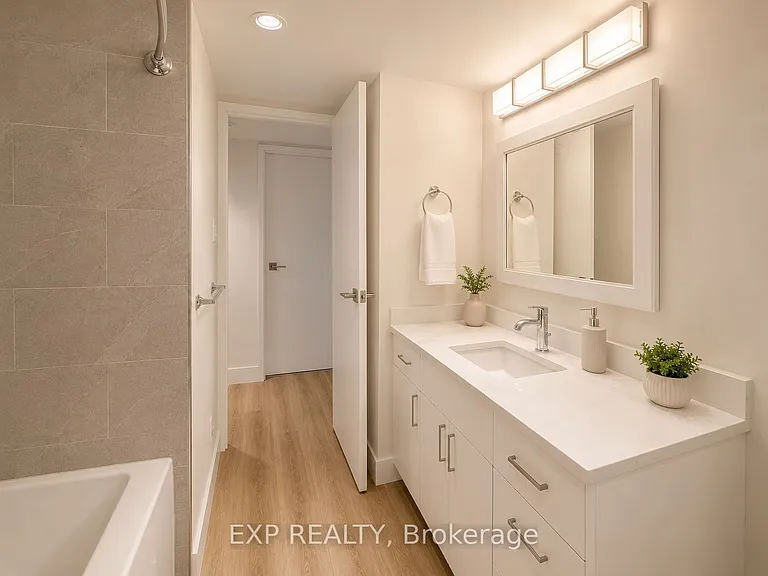 160 George St #1505 — Photo 29