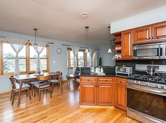 KITCHEN/BREAKFAST