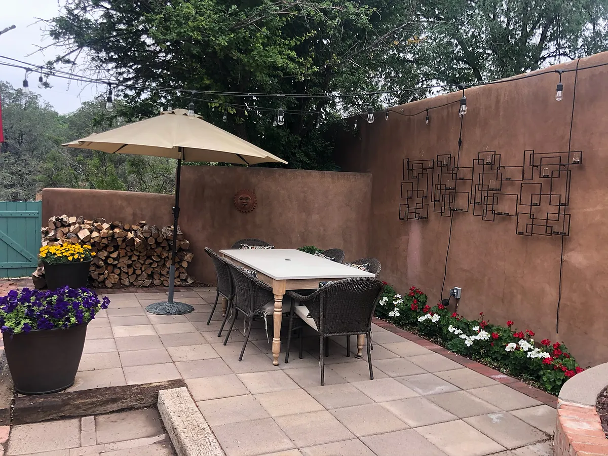 Private Courtyard - 409 Sunset St