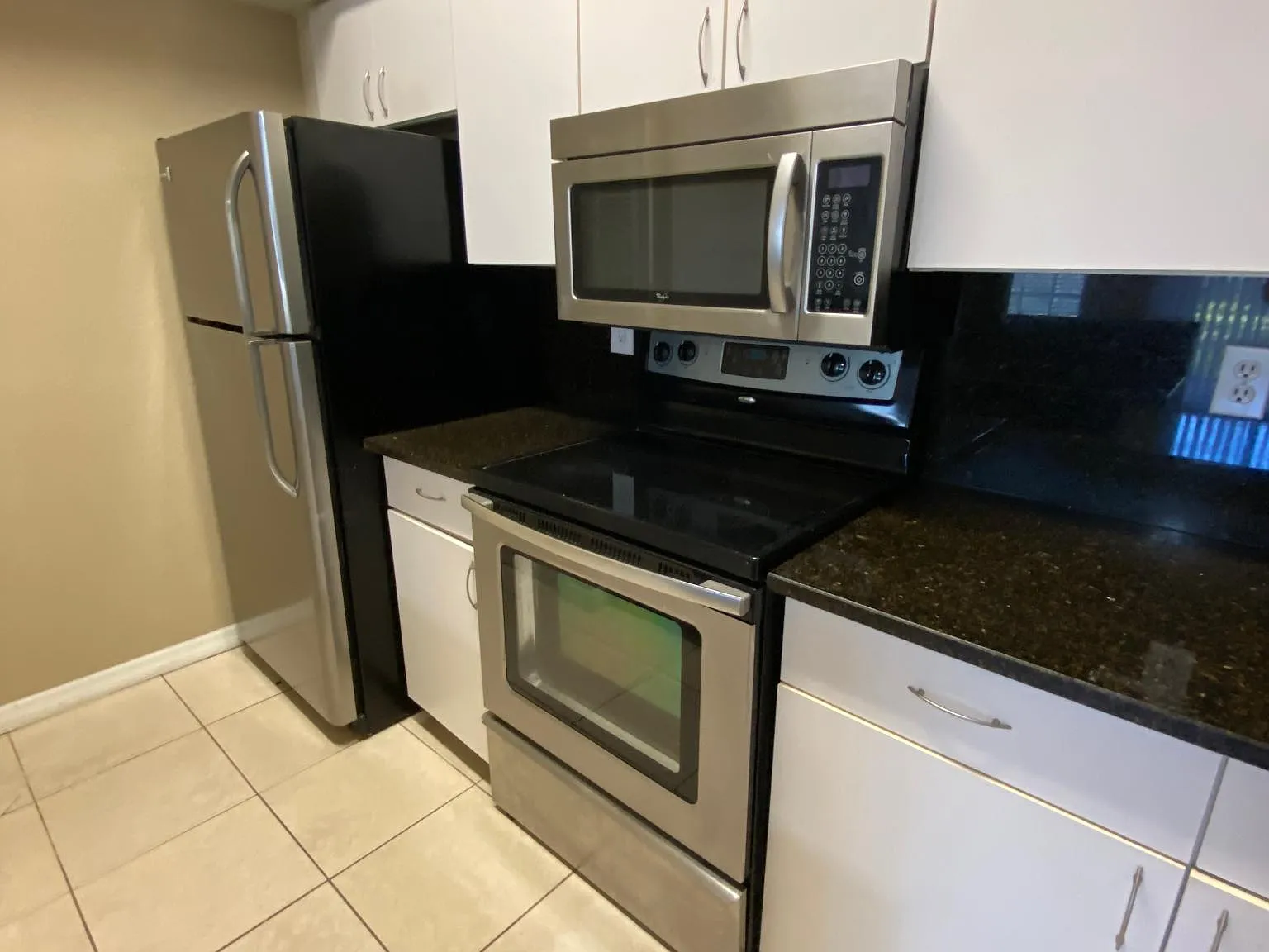 3 bed, 1114 sqft, $1,900 — Photo 2