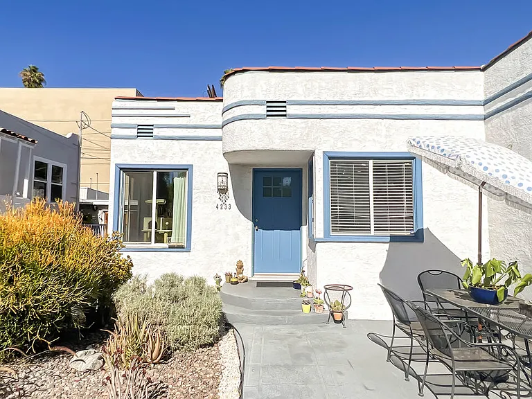 4233 Gateway Ave — Photo 1