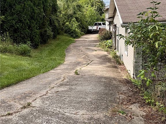 4th image of 2800 Bender Rd